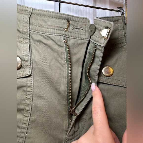 Marc By Marc Jacobs - Summery Casual Green and Gold High-Waisted Cargo Shorts - Picture 7 of 9